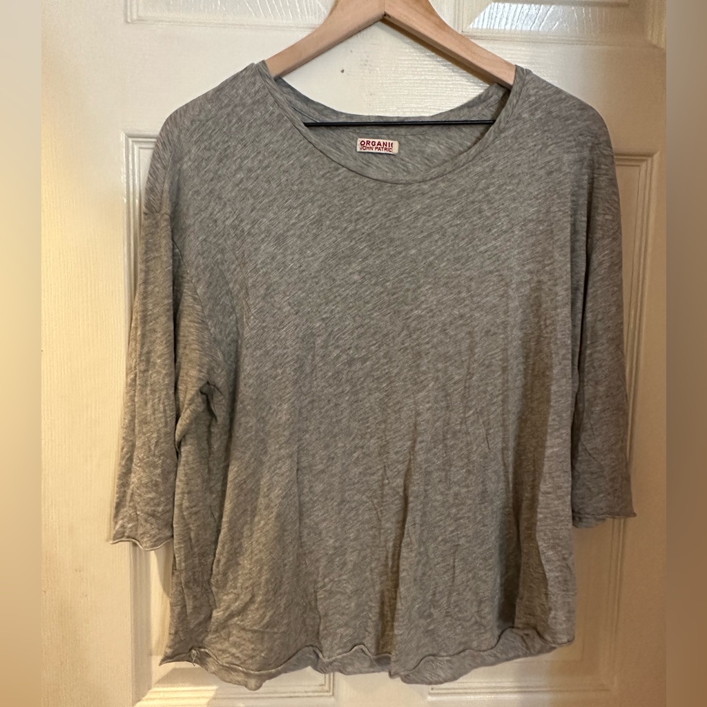 Gray T-Shirt By Organic By John Patric With Raw Hem Size Large